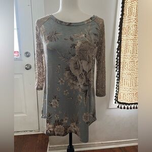 Floral top with stretchy lace sleeves